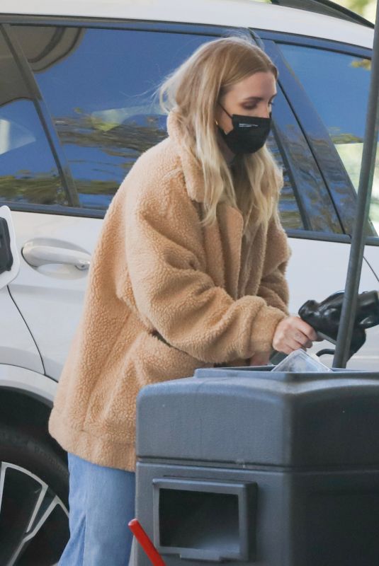 ASHLEE SIMPSON at a Gas Station in Los Angeles 02/27/2022