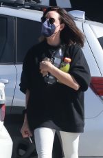 AUBREY PLAZA Iut Shopping Pet Foods in Los Angeles 02/11/2022