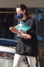 AUBREY PLAZA Iut Shopping Pet Foods in Los Angeles 02/11/2022