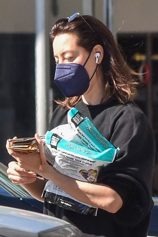 AUBREY PLAZA Iut Shopping Pet Foods in Los Angeles 02/11/2022