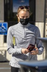 FELICITY HUFFMAN Leaves Emergency Care Clinic in West Hollywood 02/08/2022