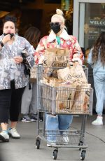 GWEN STEFANI Out for Grocery Shopping in West Hollywood 01/31/2022