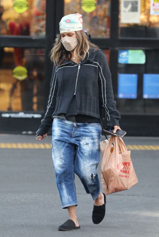 HALLE BERRY Shopping at Ralph