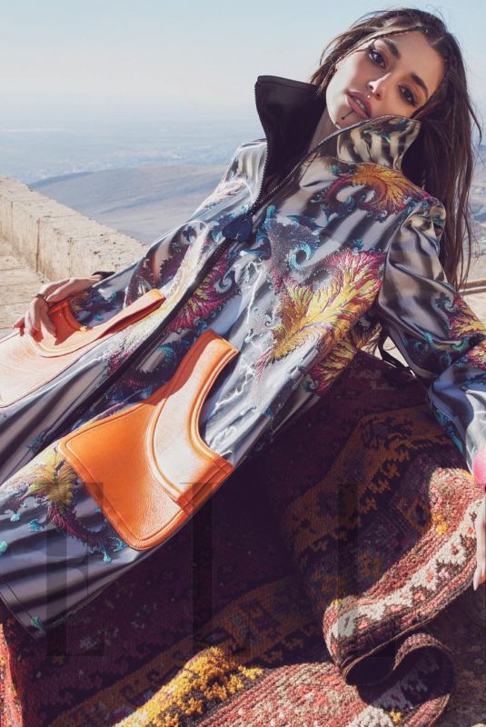 HANDE ERCEL in Elle Magazine, Turkey February 2022