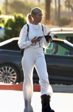 HEATHER RAE YOUNG Shopping for Grocery in Palm Springs 02/11/2022