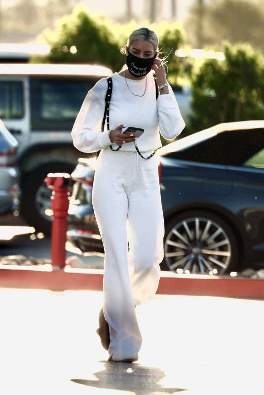 HEATHER RAE YOUNG Shopping for Grocery in Palm Springs 02/11/2022