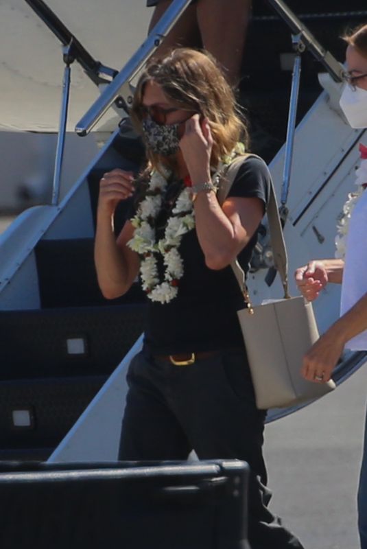 JENNIFER ANISTON Leaves Oahu 02/09/2022
