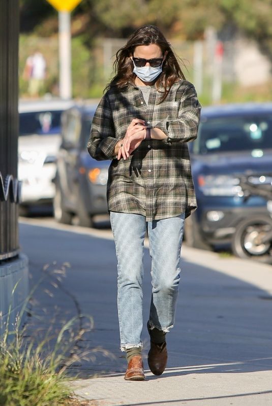 JENNIFER GARNER Out and About in Brentwood 02/03/2022