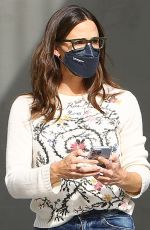 JENNIFER GARNER Out Shopping in Hollywood 02/26/2022