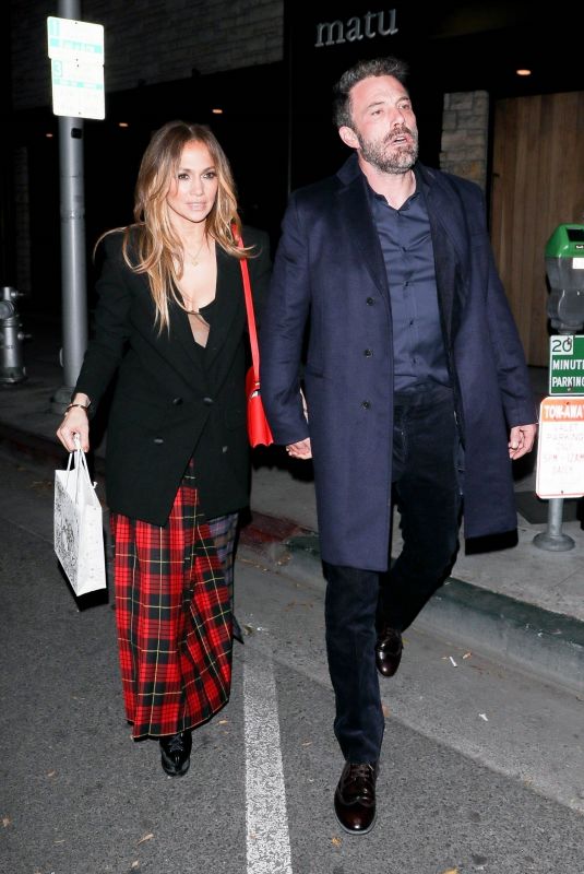 JENNIFER LOPEZ and Ben Affleck Out for Date Night in Beverly Hills 01/31/2022