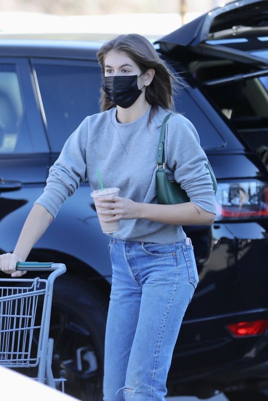 KAIA GERBER Shopping for Grocery in Santa Monica 02/05/2022
