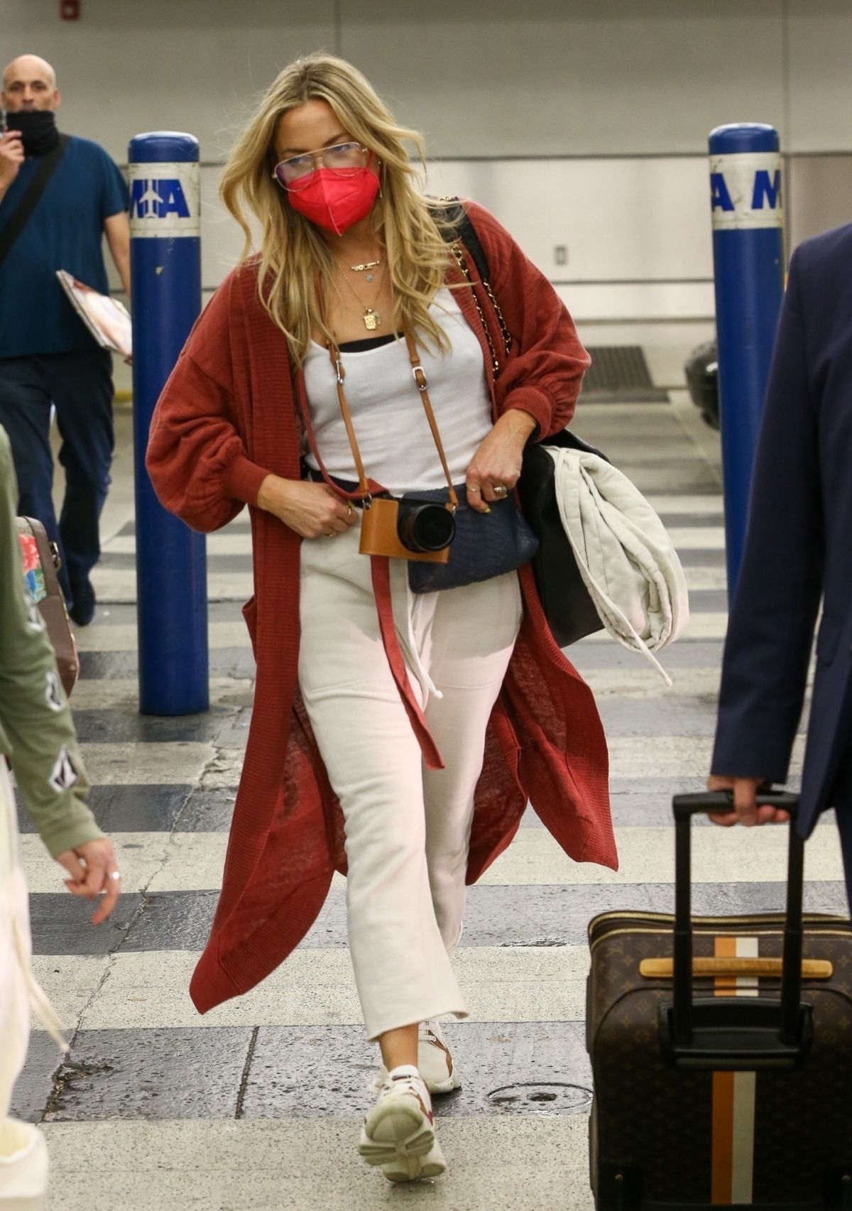 Kate Hudson llegando al aeropuerto de LAX con maletas Louis