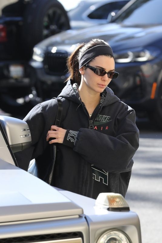 KENDALL JENNER Out for Juice from Earth Bar in Los Angeles 02/03/2022