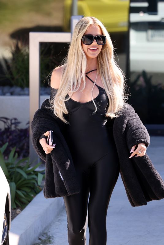 KHLOE KARDASHIAN Out and About in Burbank 02/10/2022