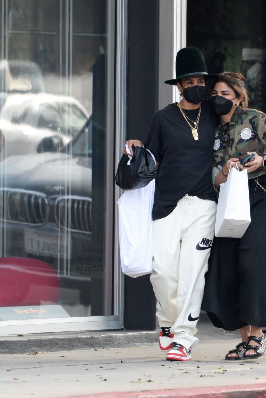 LINDA PERRY Shopping at Maison Margiela in Beverly Hills 02/22/2022