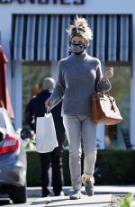 LORI LOUGHLIN Out Shopping in Calabasas 02/02/2022