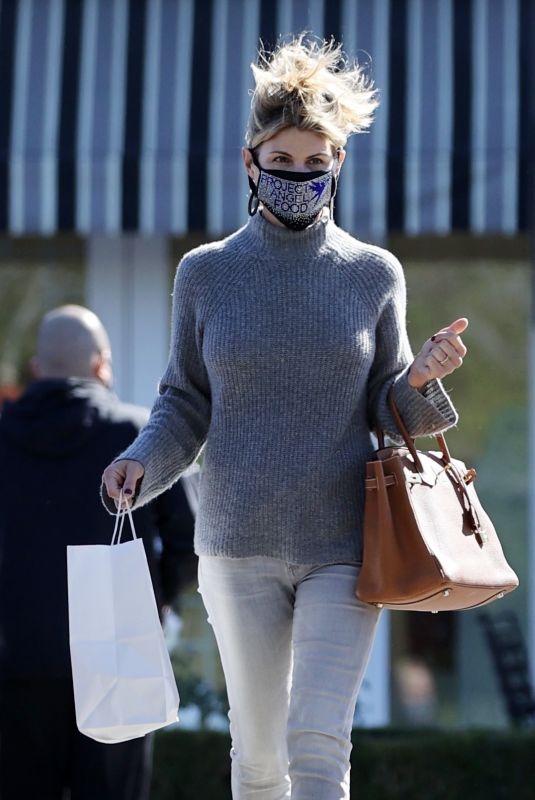 LORI LOUGHLIN Out Shopping in Calabasas 02/02/2022