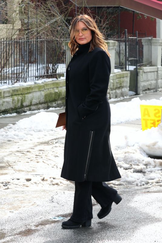 MARISKA HARGITAY and KELLI GIDDISH on the Set of Law and Order: Special Victims Unit in New York 02/07/2022