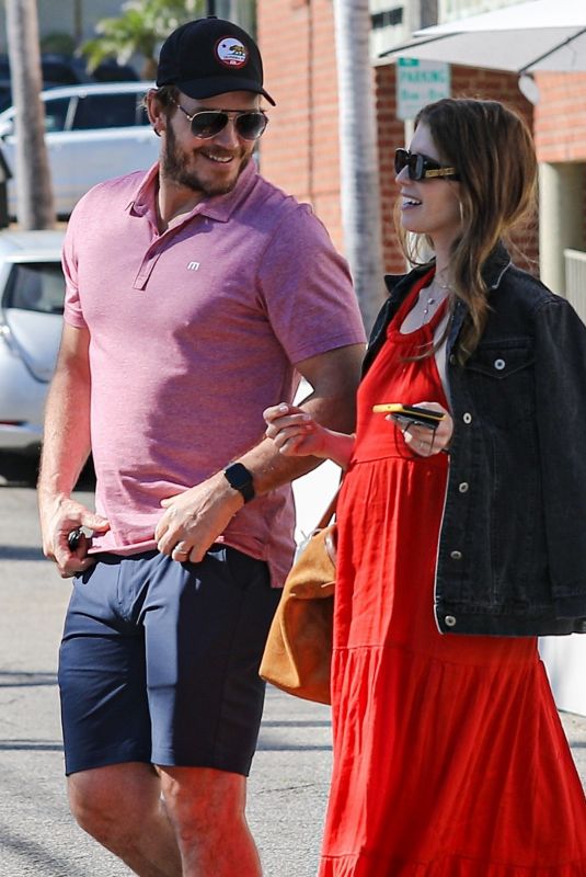 Pregnant KATHERINE SCHWARZENEGGER at Chris Pratt at Cafe Vida in Pacific Palisades 02/14/2022