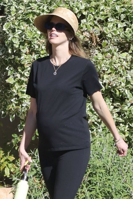 Pregnant KATHERINE SCHWARZENEGGER Out in Santa Monica 02/11/2022