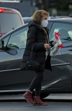RHEA PERLMAN Shopping at Gelson