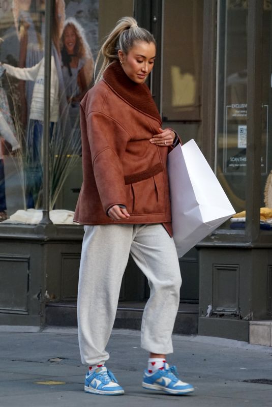 SOPHIE HABBOO Shopping at American Vintage Shop in Nottinghill 02/2/2022