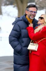 SYLVIE MEIS After Installation of Gold Cube by Niclas in Central Park in New York 02/02/2022