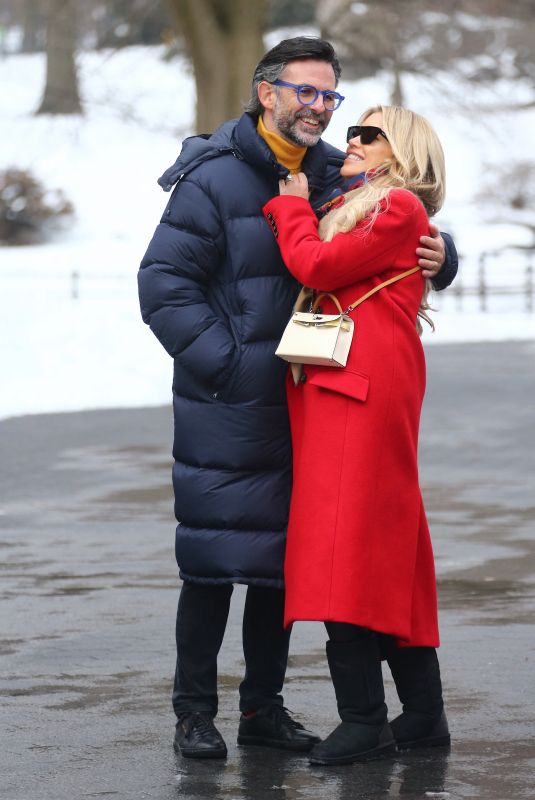 SYLVIE MEIS After Installation of Gold Cube by Niclas in Central Park in New York 02/02/2022