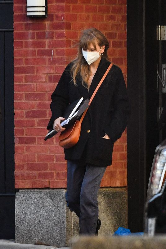 TAYLOR SWIFT Out with and About in New York 02/05/2022