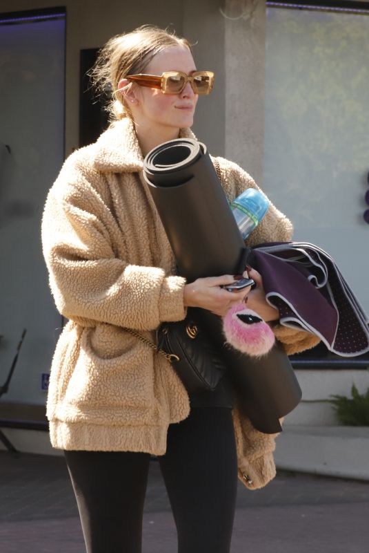 ASHLEE SIMPSON Out for Yoga Class in Los Angeles 03/23/2022