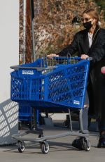 ASHLEE SIMPSON Shopping at Bed Bath & Beyond in Los Angeles 03/07/2022