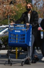 ASHLEE SIMPSON Shopping at Bed Bath & Beyond in Los Angeles 03/07/2022
