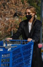 ASHLEE SIMPSON Shopping at Bed Bath & Beyond in Los Angeles 03/07/2022