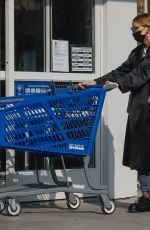 ASHLEE SIMPSON Shopping at Bed Bath & Beyond in Los Angeles 03/07/2022