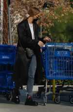 ASHLEE SIMPSON Shopping at Bed Bath & Beyond in Los Angeles 03/07/2022
