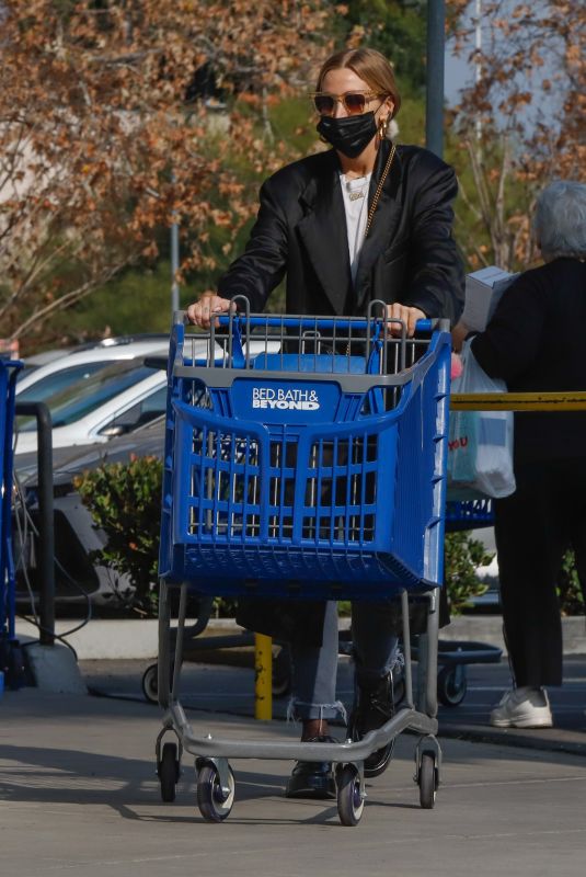 ASHLEE SIMPSON Shopping at Bed Bath & Beyond in Los Angeles 03/07/2022