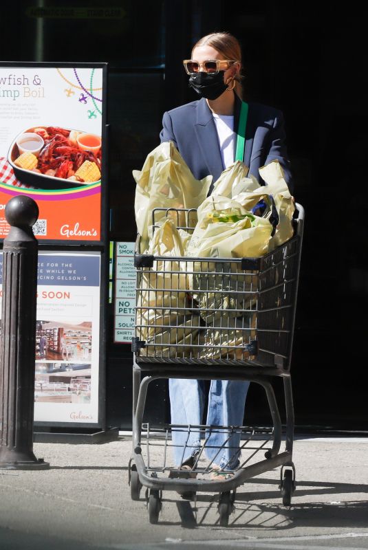 ASHLEE SIMPSON Shopping for Groceries at a Market in Los Angeles 03/01/2022