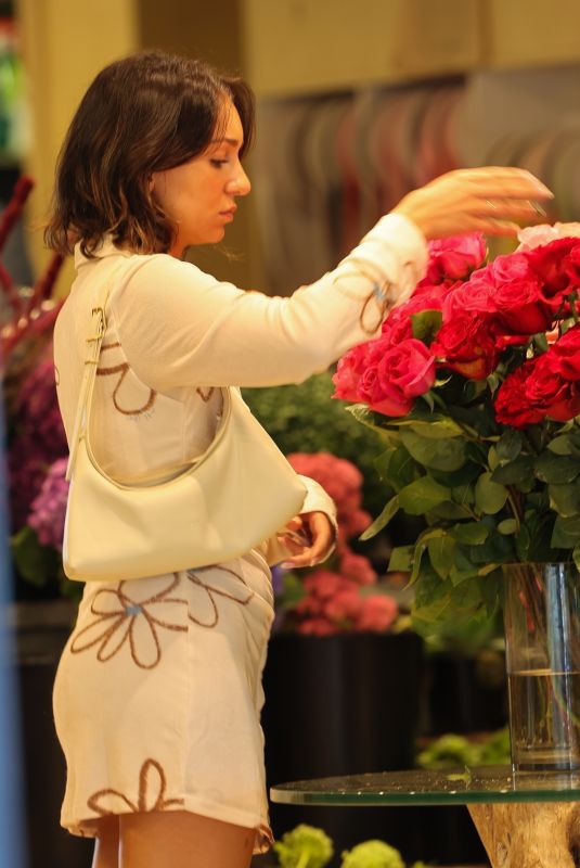 BELLA VARELIS Buying Roses in Double Bay 03/10/2022