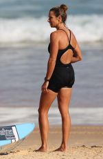 CANDICE WARNER Running Drills on Bondi Beach in Sydney 03/23/2022