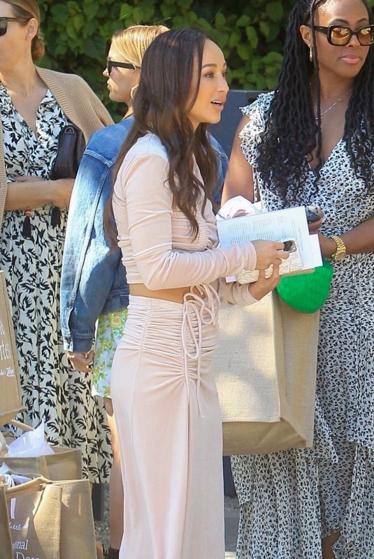 CARA SANTANA Leaves a International Women