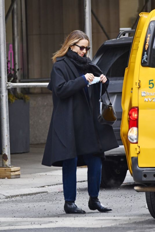 DIANNA AGRON Hailing a Cab on Madison Avenue in New York 03/30/2022