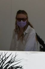 ELLE and DAKOTA FANNING Out Shopping on Rodeo Dr. in Beverly Hills 03/17/2022