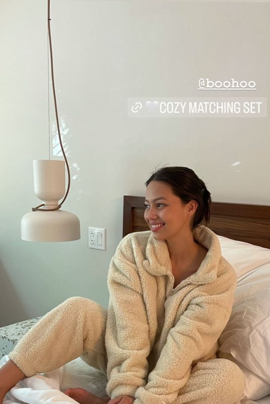 FIONA BARRON - Instagram Photos 03/29/2022
