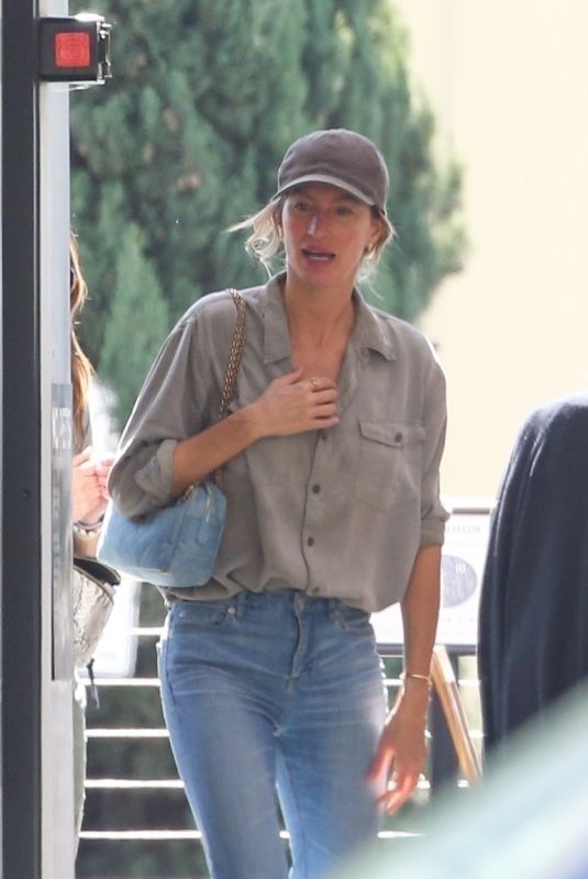 GISELE BUNDCHEN Out Shopping for Groceries in Los Angeles 03/22/2022