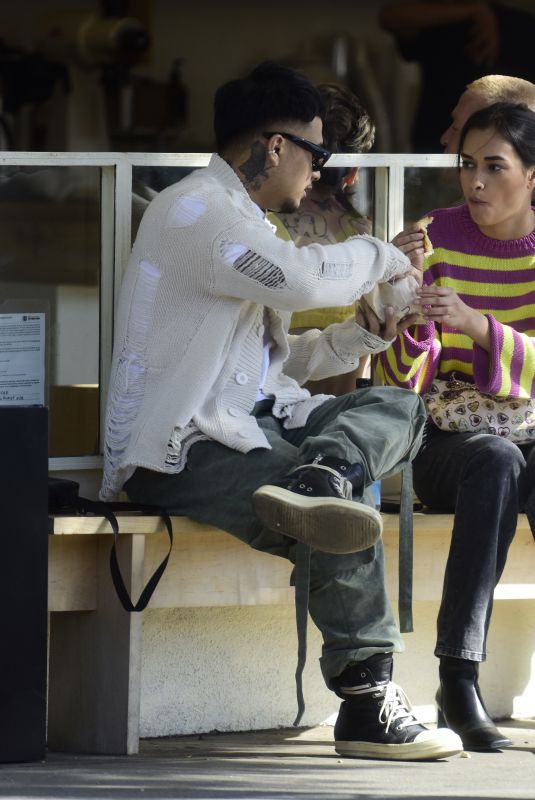 GIZELE OLIVEIRA Sharing a Croissant with a Guy Out in Los Angeles 03/11/2022