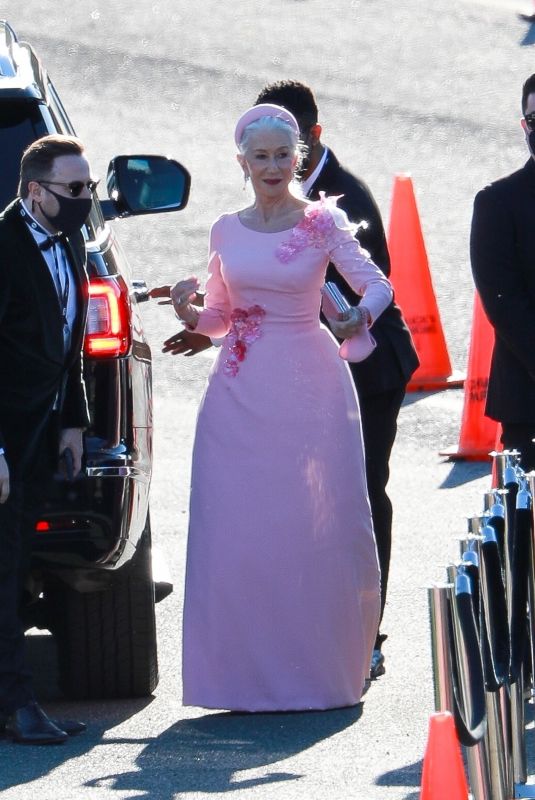 HELEN MIRREN Arrives at 2022 SAG Awards in Santa Monica 02/27/2022