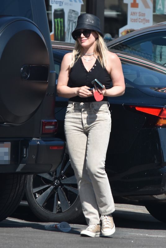 HILARY DUFF at 7-Eleven in Studio City 03/09/2022