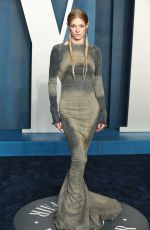HUNTER SCHAFER at 2022 Vanity Fair Oscar Party in Beverly Hills 03/27/2022