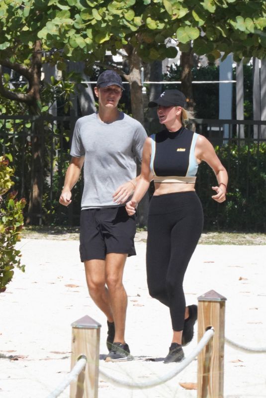 IVANKA TRUMP and Jared Kushner Out Jogging in Miami 03/05/2022