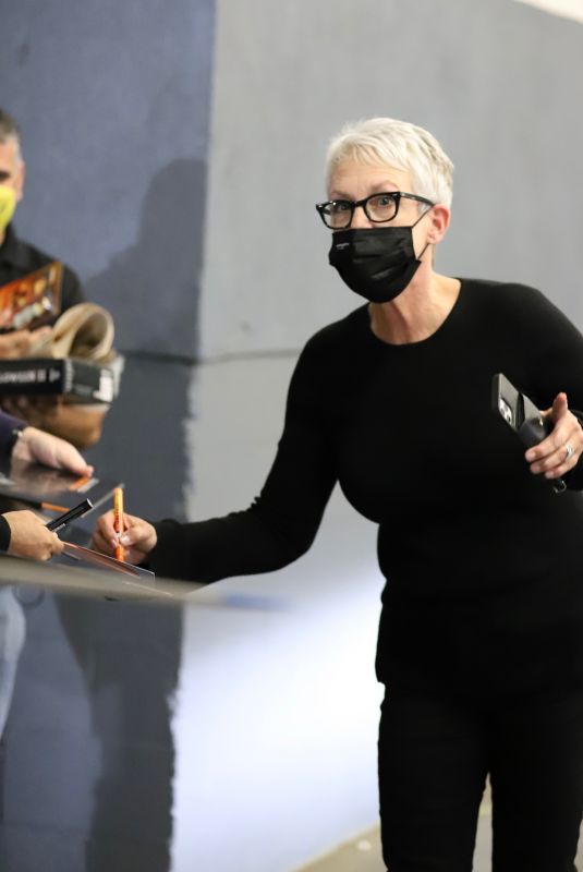 JAMIE LEE CURTIS Leaves a Screening Introduction in Los Angeles 03/25/2022